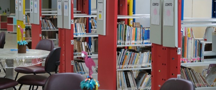 Biblioteca Pública Benedito Leite, cadeiras e estantes